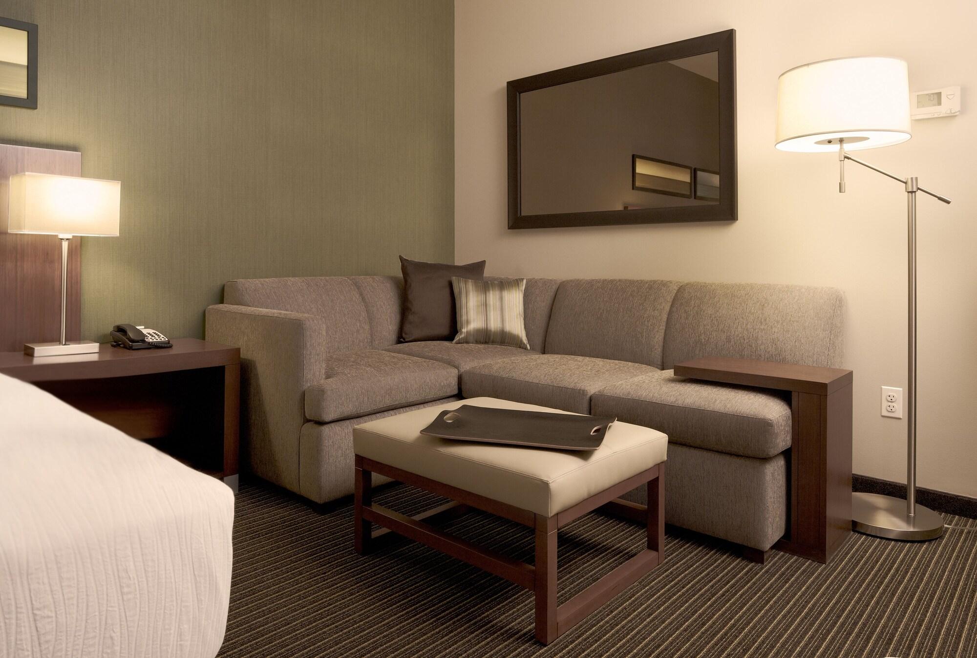 Hyatt Place Gurgaon Udyog Vihar Экстерьер фото A living room in a typical hotel room