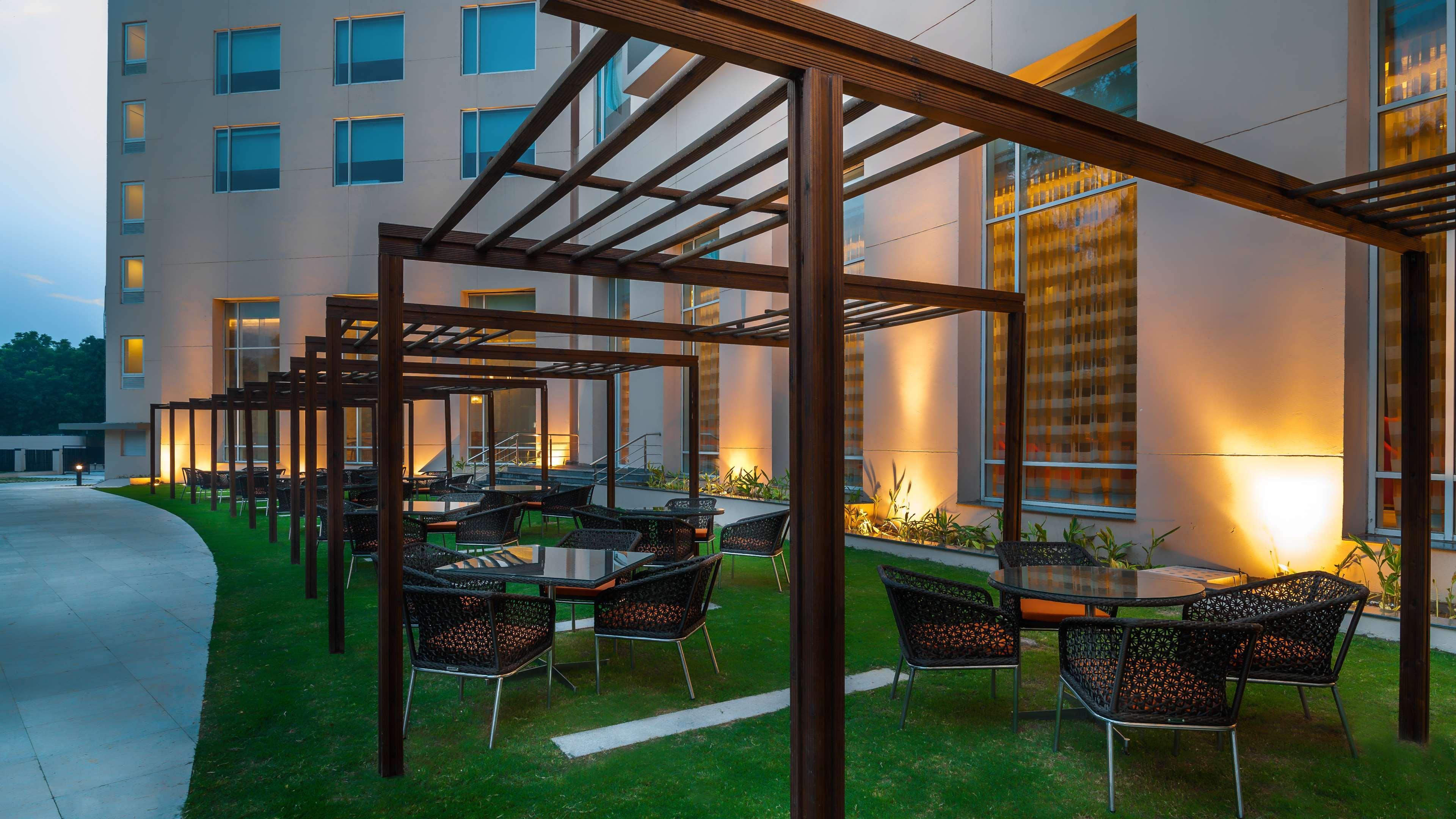 Hyatt Place Gurgaon Udyog Vihar Экстерьер фото The hotel's garden