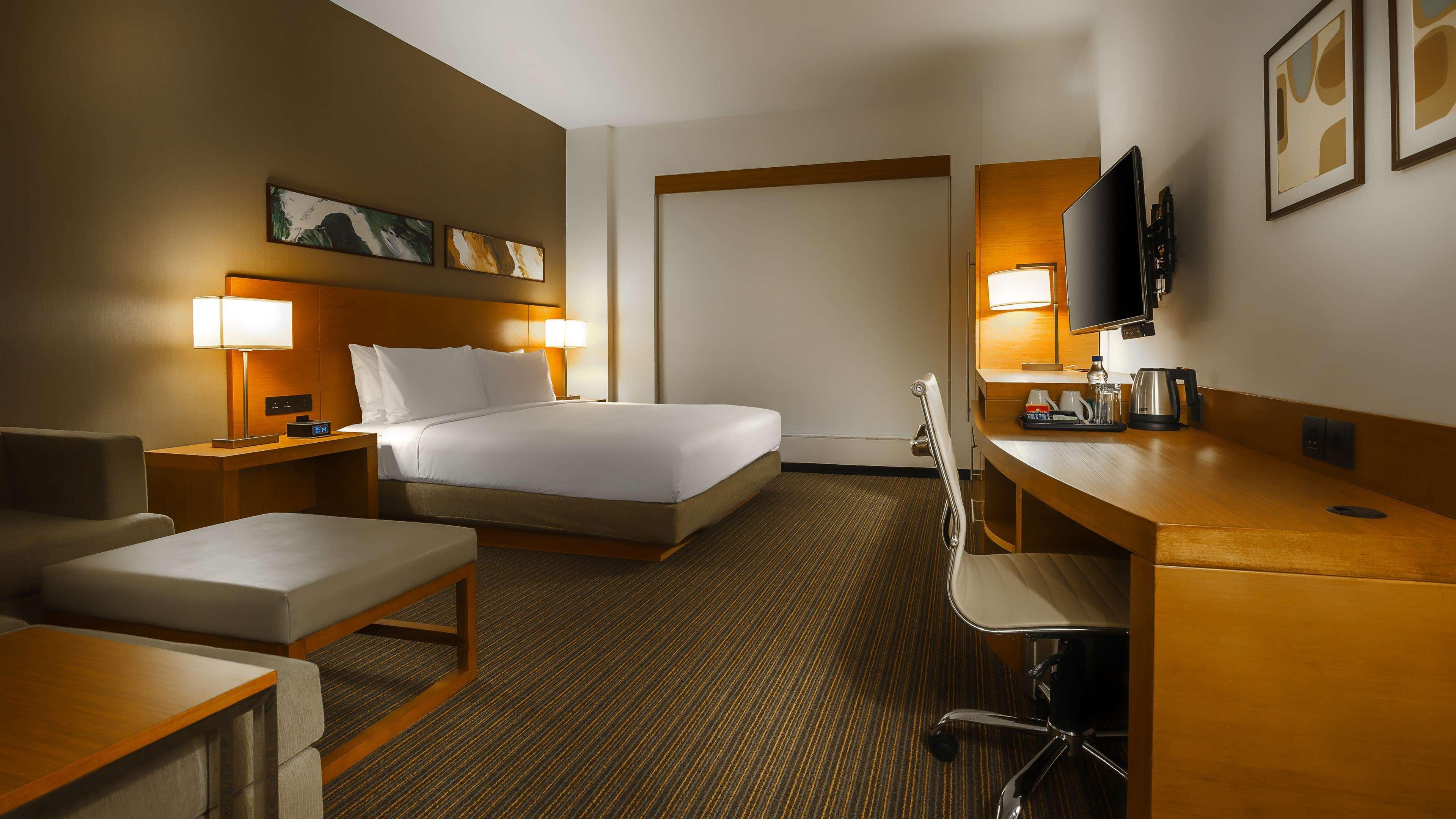 Hyatt Place Gurgaon Udyog Vihar Экстерьер фото A typical room at the Holiday Inn Express