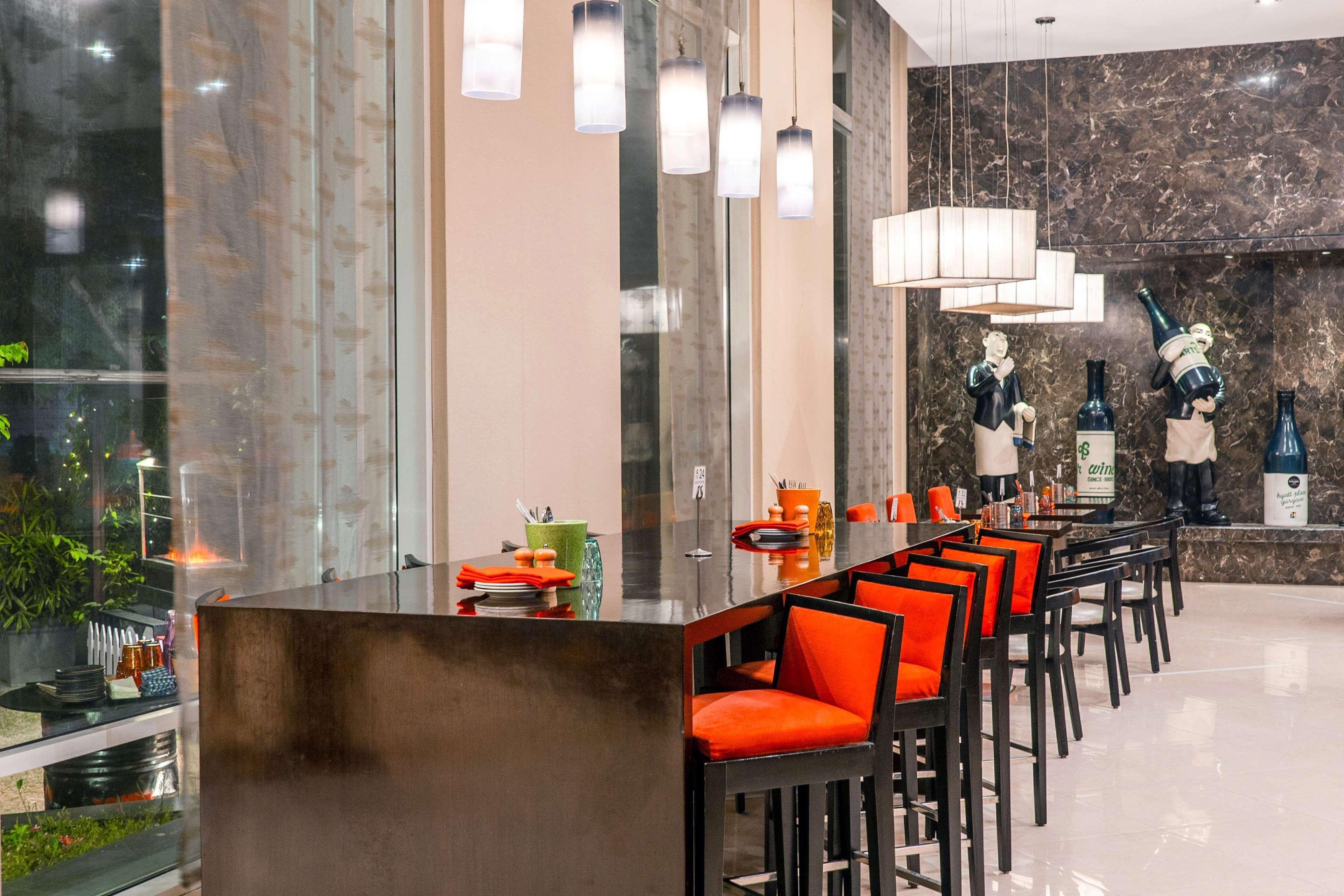 Hyatt Place Gurgaon Udyog Vihar Экстерьер фото The bar at the lobby