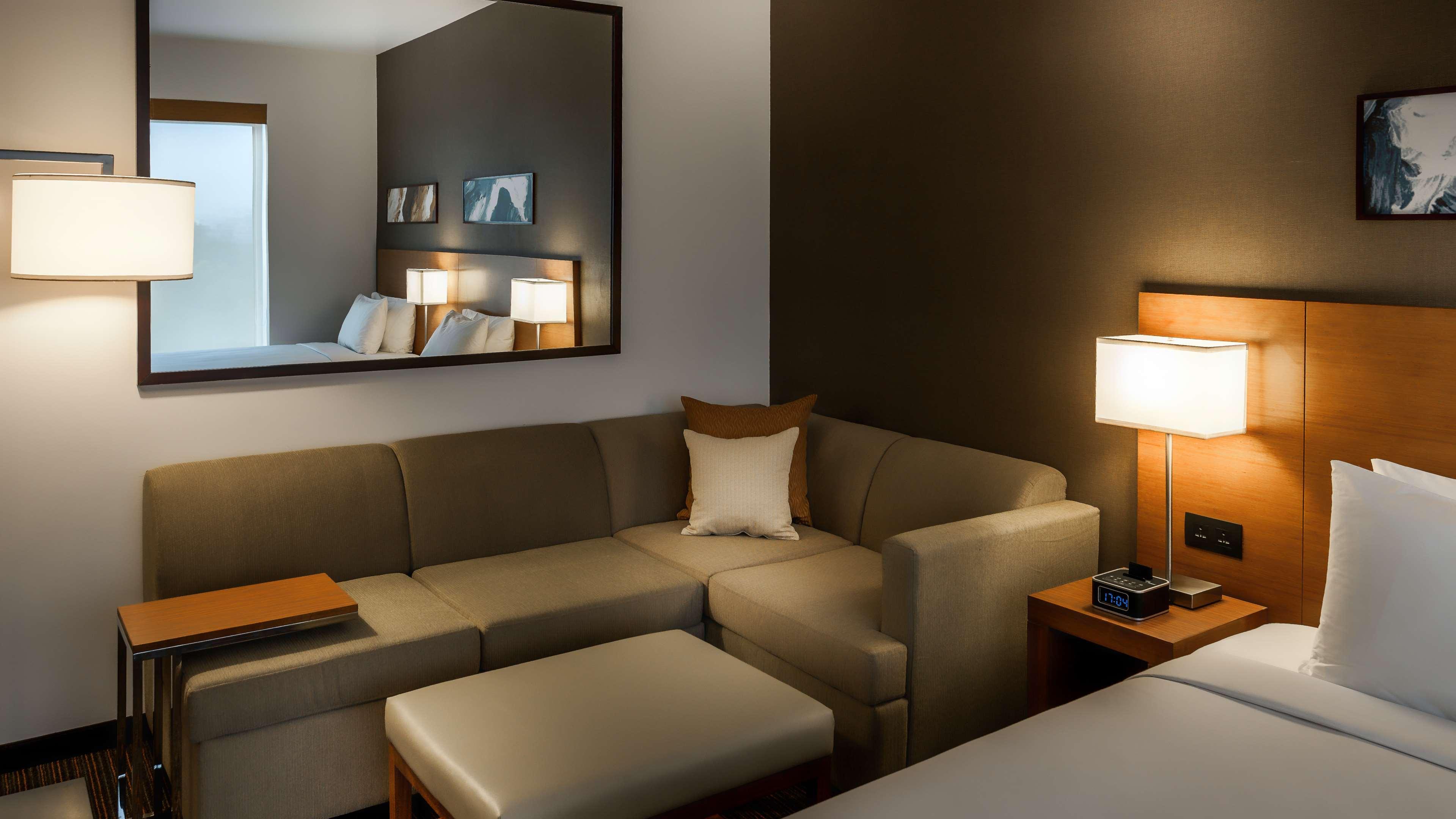 Hyatt Place Gurgaon Udyog Vihar Экстерьер фото A typical room at the hotel