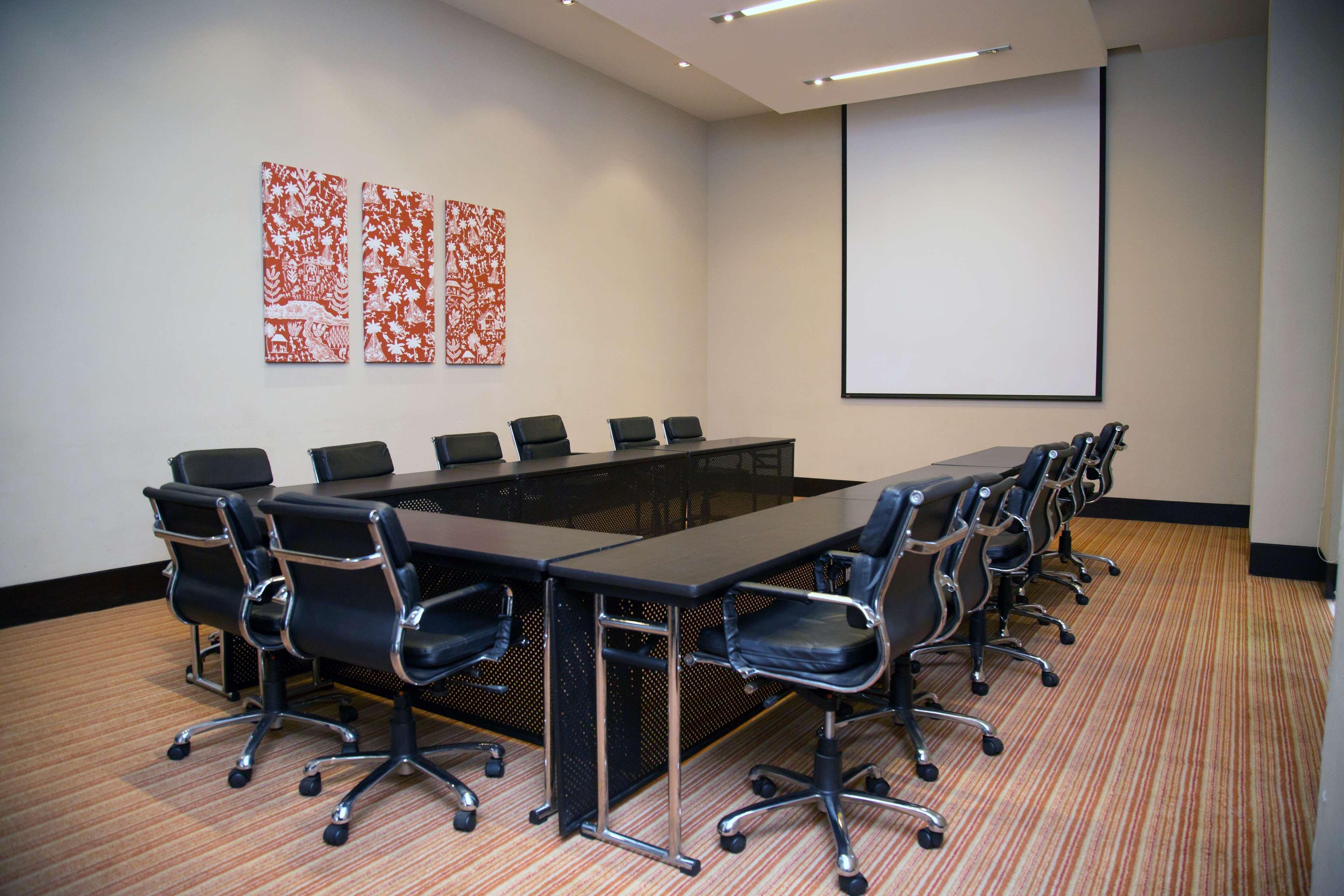 Hyatt Place Gurgaon Udyog Vihar Экстерьер фото A projection screen in a meeting room