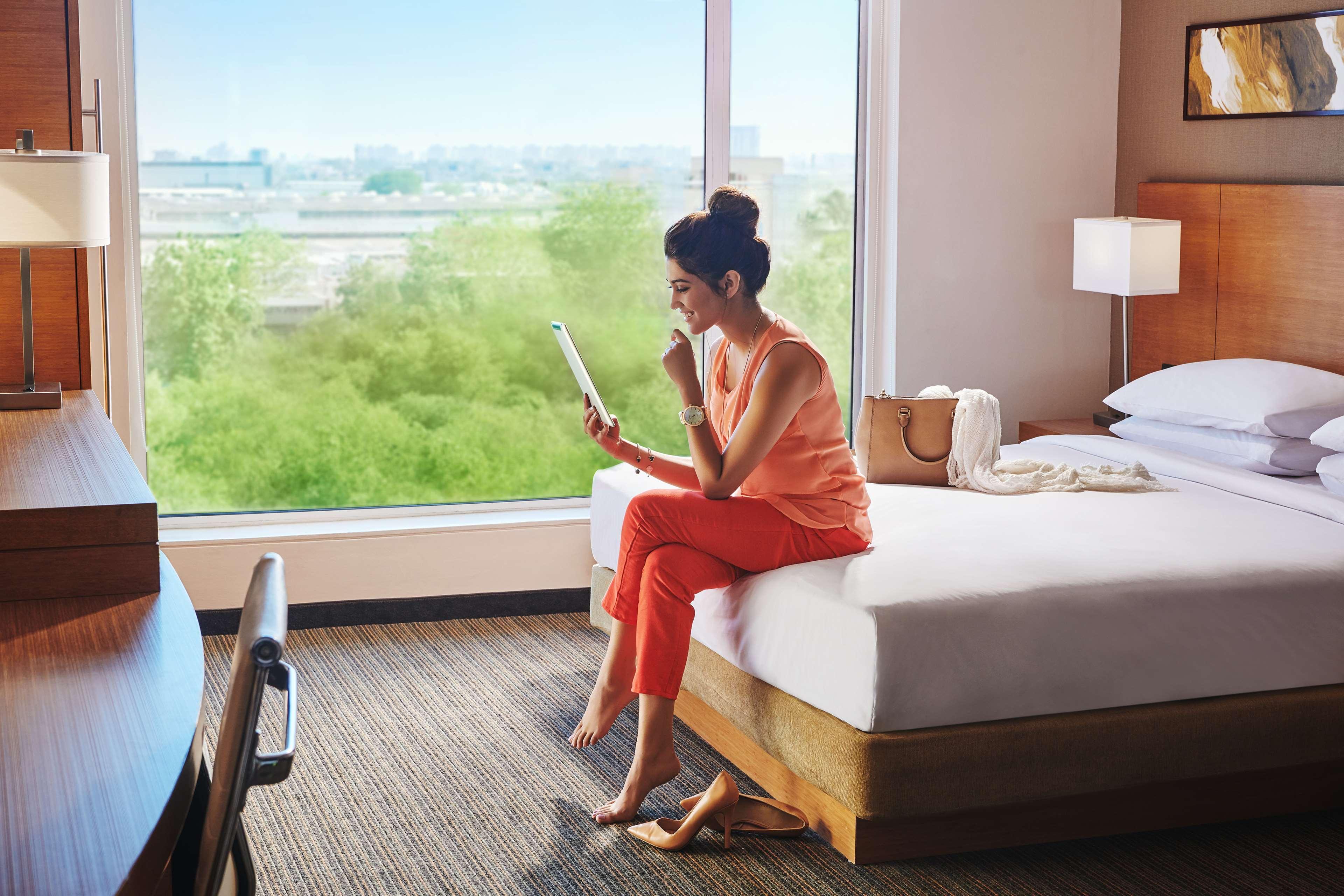 Hyatt Place Gurgaon Udyog Vihar Экстерьер фото A guest in a guest room at the Hilton Garden Inn