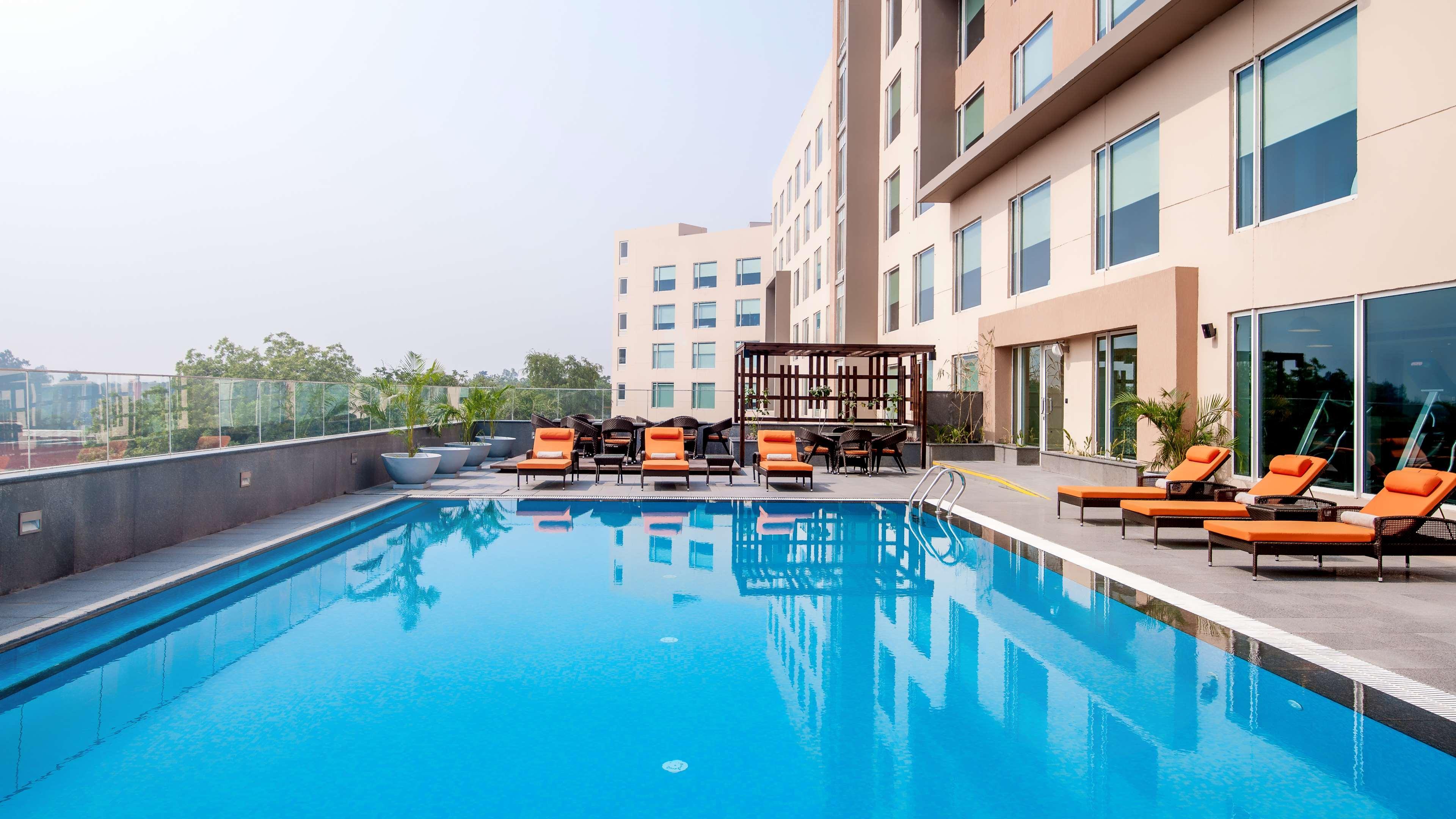 Hyatt Place Gurgaon Udyog Vihar Экстерьер фото Pool at the hotel