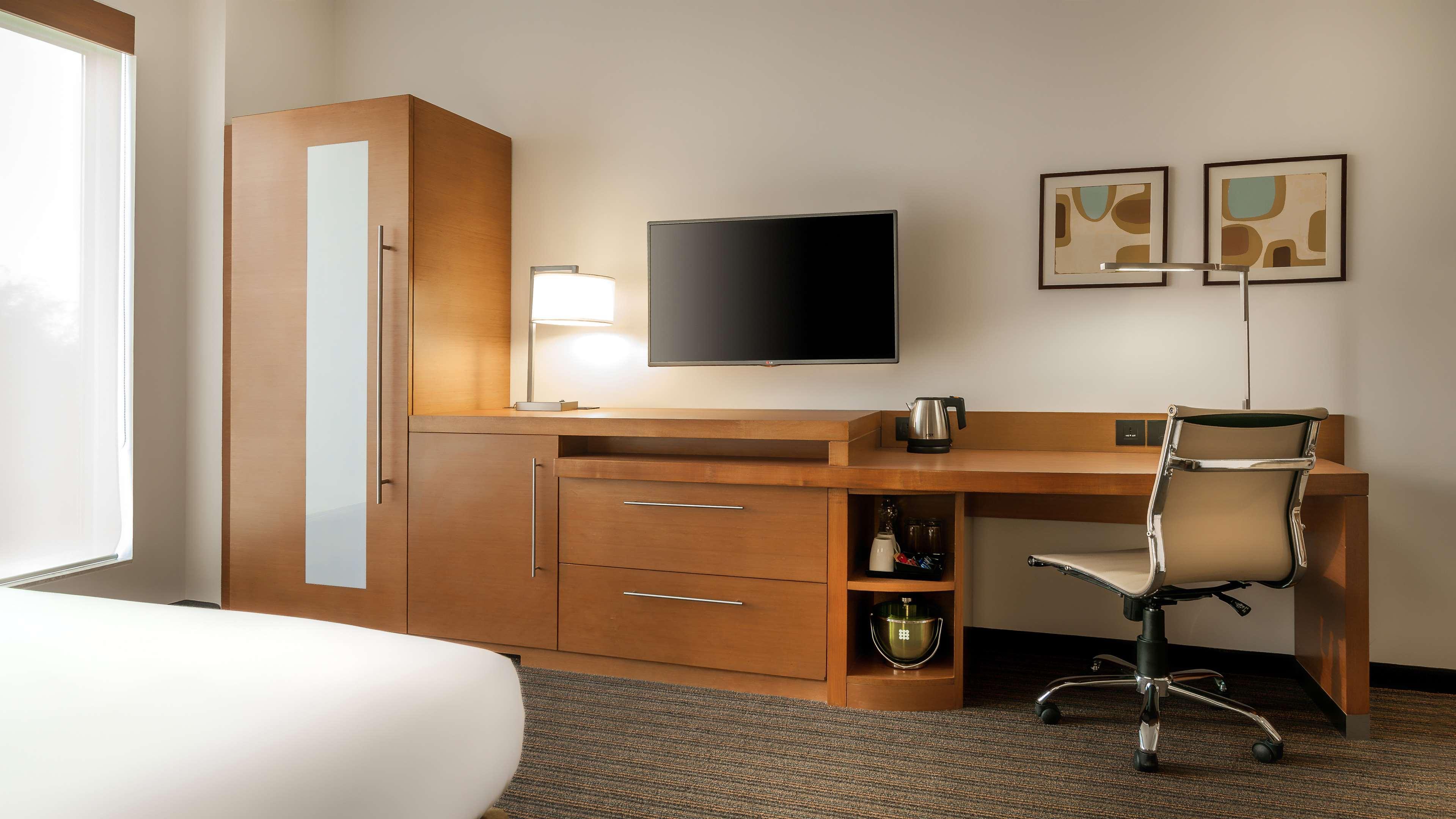 Hyatt Place Gurgaon Udyog Vihar Экстерьер фото A typical room at the Hilton Garden Inn