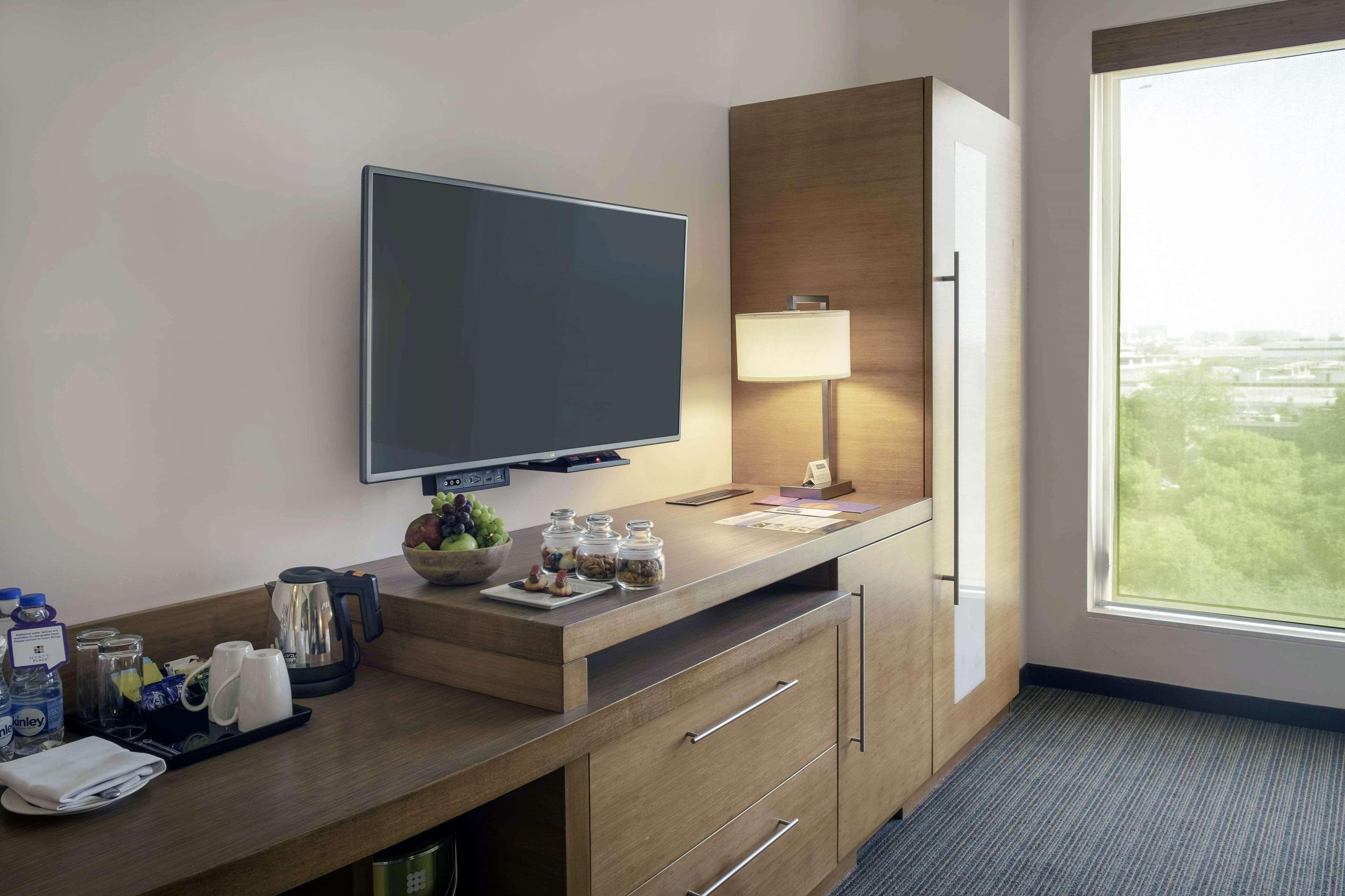 Hyatt Place Gurgaon Udyog Vihar Экстерьер фото A typical room at the Hilton Garden Inn