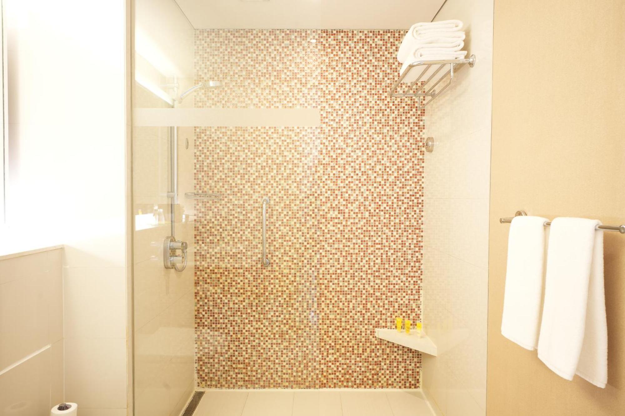 Hyatt Place Gurgaon Udyog Vihar Экстерьер фото A shower with a fixed shower head